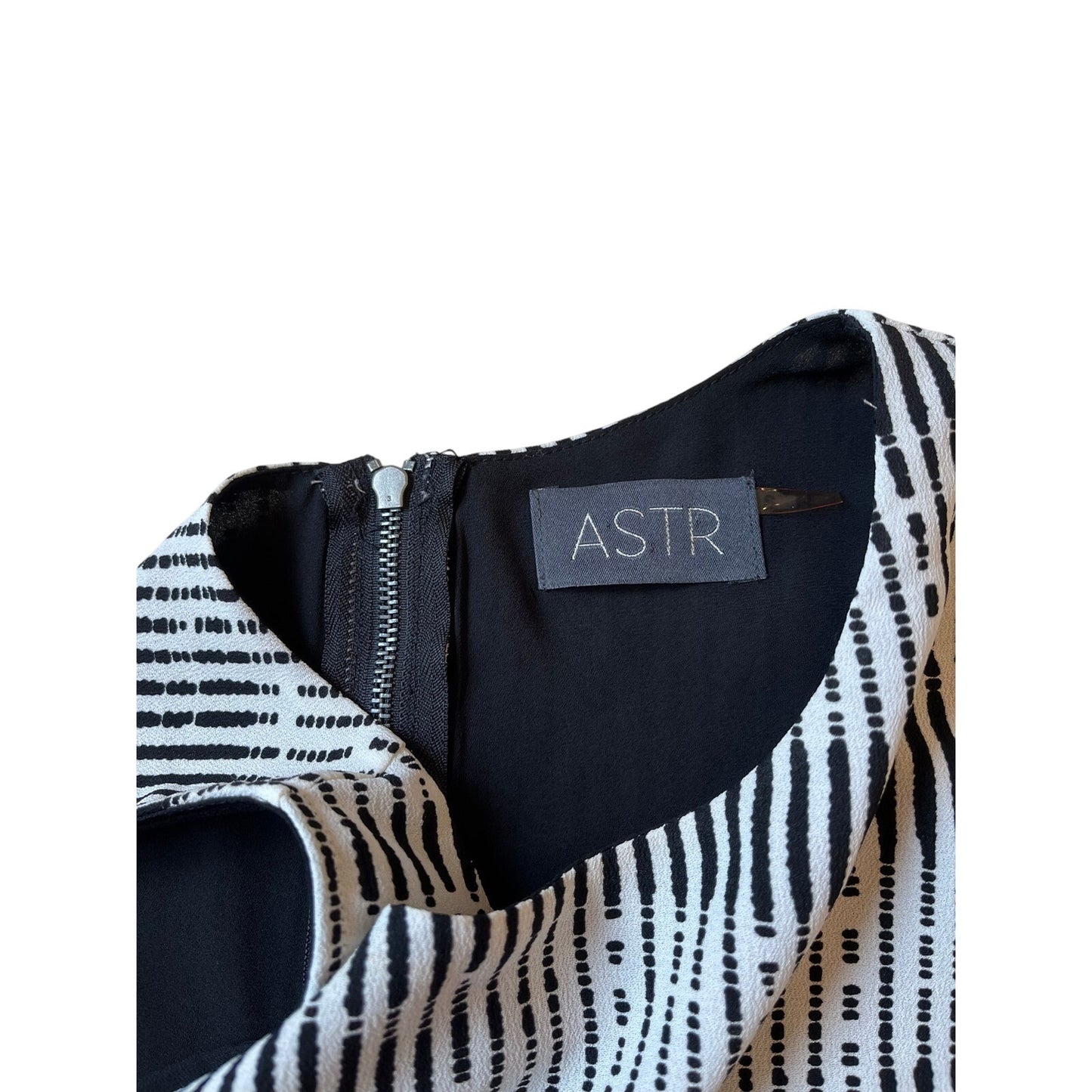 ASTR The Label Black White Geometric Print Open Back Shift Blouse Size Small